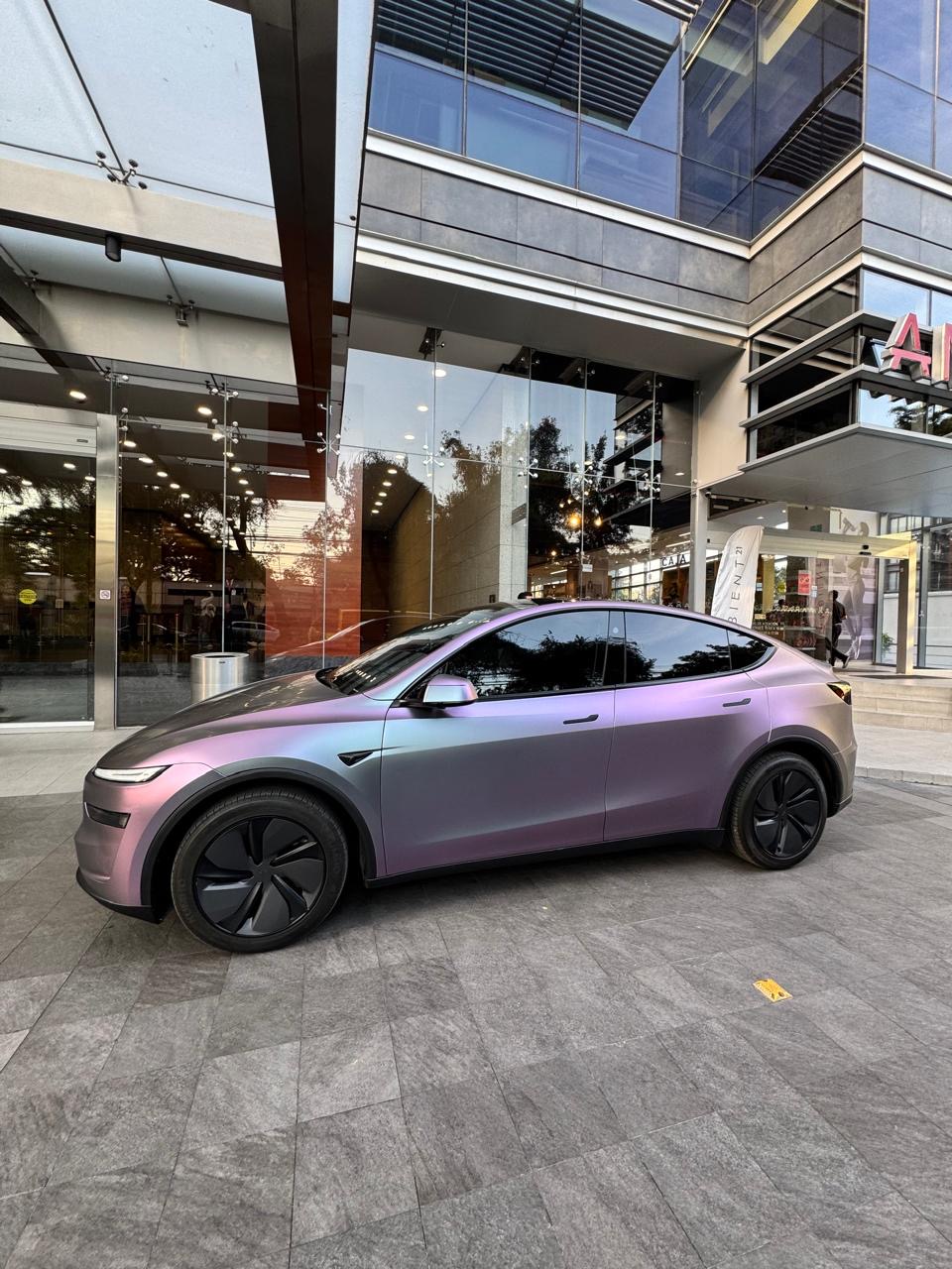 Tesla con acabado de color iridiscente